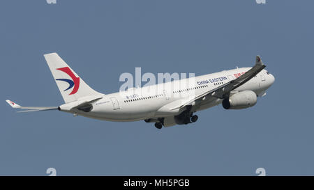 Richmond, British Columbia, Canada. 27 apr, 2018. Una China Eastern Airlines Airbus A330-200 (B-8226) wide-body jet aereo di linea in volo dopo il decollo. Credito: Bayne Stanley/ZUMA filo/Alamy Live News Foto Stock