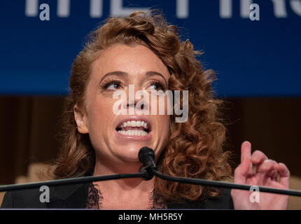 Washington, Stati Uniti d'America. 28 apr, 2018. Michelle Wolf fornisce l'intrattenimento all'2018 Casa Bianca corrispondenti di associazione cena annuale presso il Washington Hilton Hotel di Sabato, 28 aprile 2018. Credito: Ron Sachs/CNP (restrizione: NO New York o New Jersey o giornali quotidiani nel raggio di 75 miglia da New York City) - nessun filo SERVICE - Credit: Ron Sachs/consolidato/dpa/Alamy Live News Foto Stock