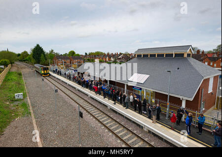 Persone da Warwickshire città di Kenilworth sono state ancora una volta in grado di salire a bordo di un treno passeggeri t53 anni dopo la famigerata Dr Beeching chiusa la vecchia stazione e ha ritirato i servizi ai passeggeri nel 1965. La ferrovia è rimasta tra Leamington Spa e Coventry come una linea di trasporto che servendo anche non-stop di cross-country servizi passeggeri. La nuova stazione, sponsorizzato da Warwickshire County Council ha il costo di £ 13,6 m, circa il 20% in più rispetto a prima e stimato è di quindici mesi di ritardo apertura.i residenti locali sono state in vigore il 30 aprile 2018 ad accogliere e a bordo del primo servizio passeggeri a Coventry a 0616hrs Foto Stock