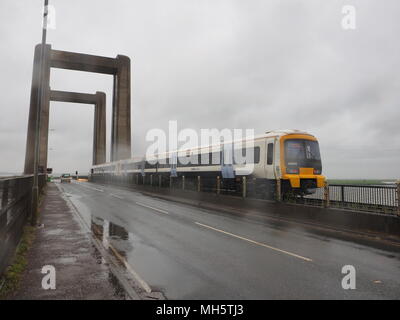 Isle of Sheppey, Kent, Regno Unito. Il 30 aprile, 2018. Regno Unito: Meteo acquazzoni pesanti e gale force venti combinato per fare terribili condizioni di guida e di trasporto sull'Isle of Sheppey in nord Kent oggi. Una folata di 55mph (tempesta forza 10) è già stato registrato a 7.30 dal circolo velico locale della stazione meteo. Il Pic: Kingsferry ponte che porta la principale linea ferroviaria per l'isola dal continente. Credito: James Bell/Alamy Live News Foto Stock