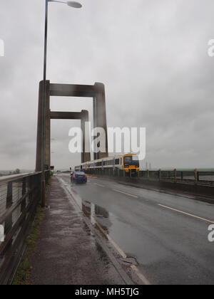 Isle of Sheppey, Kent, Regno Unito. Il 30 aprile, 2018. Regno Unito: Meteo acquazzoni pesanti e gale force venti combinato per fare terribili condizioni di guida e di trasporto sull'Isle of Sheppey in nord Kent oggi. Una folata di 55mph (tempesta forza 10) è già stato registrato a 7.30 dal circolo velico locale della stazione meteo. Il Pic: Kingsferry ponte che porta la principale linea ferroviaria per l'isola dal continente. Credito: James Bell/Alamy Live News Foto Stock