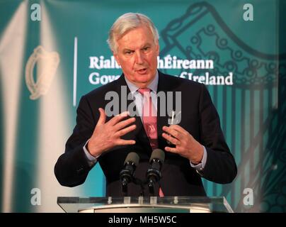 Dublino, Irlanda. Il 30 aprile 2018. All-Island dialogo civico su Brexit: Quarta Sessione plenaria a Dundalk Institute of Technology. Capo negoziatore Brexit Michel Barnier in occasione di una conferenza stampa a All-Island dialogo civico su Brexit: Quarta Sessione plenaria a Dundalk Institute of Technology. Foto: Eamonn Farrell/RollingNews.ie Credito: RollingNews.ie/Alamy Live News Foto Stock