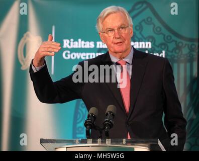 Dublino, Irlanda. Il 30 aprile 2018. All-Island dialogo civico su Brexit: Quarta Sessione plenaria a Dundalk Institute of Technology. Capo negoziatore Brexit Michel Barnier in occasione di una conferenza stampa a All-Island dialogo civico su Brexit: Quarta Sessione plenaria a Dundalk Institute of Technology. Foto: Eamonn Farrell/RollingNews.ie Credito: RollingNews.ie/Alamy Live News Foto Stock