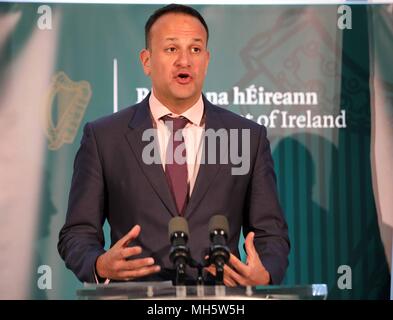 Dublino, Irlanda. Il 30 aprile 2018. All-Island dialogo civico su Brexit: Quarta Sessione plenaria a Dundalk Institute of Technology. Taoiseach e Gael fine leader Leo Varadkar in occasione di una conferenza stampa a All-Island dialogo civico su Brexit: Quarta Sessione plenaria a Dundalk Institute of Technology. Foto: Eamonn Farrell/RollingNews.ie Credito: RollingNews.ie/Alamy Live News Foto Stock