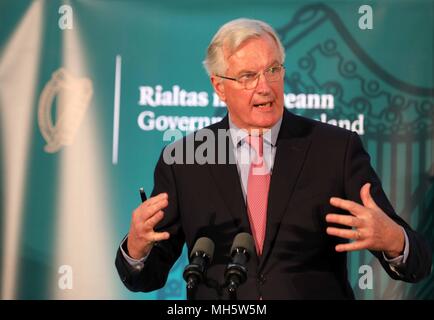 Dublino, Irlanda. Il 30 aprile 2018. All-Island dialogo civico su Brexit: Quarta Sessione plenaria a Dundalk Institute of Technology. Capo negoziatore Brexit Michel Barnier in occasione di una conferenza stampa a All-Island dialogo civico su Brexit: Quarta Sessione plenaria a Dundalk Institute of Technology. Foto: Eamonn Farrell/RollingNews.ie Credito: RollingNews.ie/Alamy Live News Foto Stock