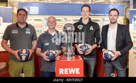 Il 30 aprile 2018, Germania, Amburgo, pallamano: Björn Seipp (L-R), presidente della HSG Wetzlar, Kai Wandschneider, allenatore di HSG Wetzlar, Sven-Soeren Christophersen, giocatore del TSV Hannover Burgdorf e Benjamin Chatton, presidente della TSV Hannover Burgdorf dopo la conferenza stampa sul Final-Four-torneo per il DHB Trophy. Foto: Axel Heimken/dpa Foto Stock