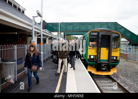 Il 30 aprile 2018. Kenilworth, Warwickshire, Inghilterra, Regno Unito. Servizi di trasporto ferroviario ha iniziato oggi a Kenilworth, Warwickshire, con l'apertura della sua nuova stazione ferroviaria, 50 anni dopo la chiusura dal dottor Beeching della ex stazione. Nonostante le promesse della stazione di essere pronta per il 2016, una serie di ritardi ha vanificato i residenti della città in attesa per i nuovi servizi ferroviari. Inizialmente operante con una sola auto treno diesel, diurno servizi sono ora in ogni direzione tra Coventry e Leamington Spa. I passeggeri di lasciare un servizio da Coventry. Foto Stock