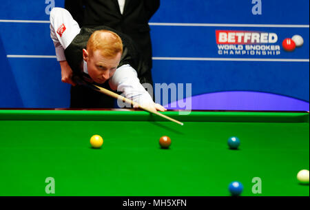 Sheffield, Regno Unito . 30 apr, 2018. Anthony McGill della Scozia compete durante il secondo round in abbinamento con Ding Junhui della Cina presso il World Snooker Championship 2018 al Crucible Theatre di Sheffield, UK , Gran Bretagna il 30 aprile 2018. Ding Junhui ha vinto 13-4. Credito: Han Yan/Xinhua/Alamy Live News Foto Stock