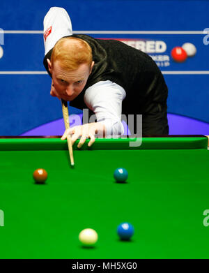 Sheffield, Regno Unito . 30 apr, 2018. Anthony McGill della Scozia compete durante il secondo round in abbinamento con Ding Junhui della Cina presso il World Snooker Championship 2018 al Crucible Theatre di Sheffield, UK , Gran Bretagna il 30 aprile 2018. Ding Junhui ha vinto 13-4. Credito: Han Yan/Xinhua/Alamy Live News Foto Stock