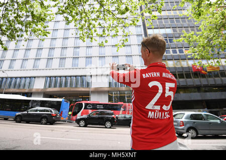 Il 30 aprile 2018, Spagna, Madrid, calcio, Champions League, prima della partita Real Madrid vs Bayern Monaco in semifinale, arrivo Bayern Monaco di Baviera: Un Bayern Monaco di Baviera ventola scatta una foto del team bus fuori l'Hotel VP Plaza España (L) dopo la squadra di arrivo. Foto: Andreas Gebert/dpa Foto Stock