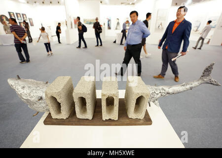 Pechino, Cina. 30 apr, 2018. Visitatori guardare una mostra durante l'arte Pechino 2018 mostra a Pechino, capitale della Cina, Aprile 30, 2018. La mostra si svolge a livello nazionale Agricoltura Exhibition Centre dal 29 aprile al 2 maggio, che mostrano pezzi di arte in quattro categorie, vale a dire l'arte contemporanea, arte classica, la progettazione tecnica e l'arte pubblica. Credito: Ju Huanzong/Xinhua/Alamy Live News Foto Stock