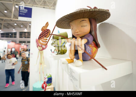 Pechino, Cina. 30 apr, 2018. Una statuetta è visualizzato all'arte Pechino 2018 mostra a Pechino, capitale della Cina, Aprile 30, 2018. La mostra si svolge a livello nazionale Agricoltura Exhibition Centre dal 29 aprile al 2 maggio, che mostrano pezzi di arte in quattro categorie, vale a dire l'arte contemporanea, arte classica, la progettazione tecnica e l'arte pubblica. Credito: Ju Huanzong/Xinhua/Alamy Live News Foto Stock