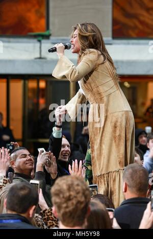 Shania Twain sul palco per Shania Twain in concerto sul NBC Today Show, Rockefeller Plaza di New York, NY Aprile 30, 2018. Foto di: Jason Mendez/Everett Collection Foto Stock