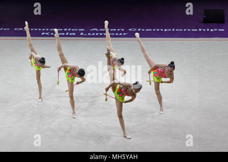 Kuala Lumpur, Malesia. 30 apr, 2018. Il team di competere in Cina durante la Junior Esercizio di gruppo tutto attorno alla partita del 2018 ginnastica ritmica campionato asiatico di Kuala Lumpur in Malesia, il 30 aprile 2018. Credito: Chong Voon Chung/Xinhua/Alamy Live News Foto Stock