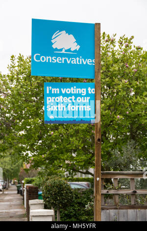 Elezioni locali bandiere politiche del partito e hoardings che saliscono a Barnes, SW London, nel quartiere conteso di Richmond upon Thames, in anticipo delle elezioni locali del 3 maggio. Foto Stock