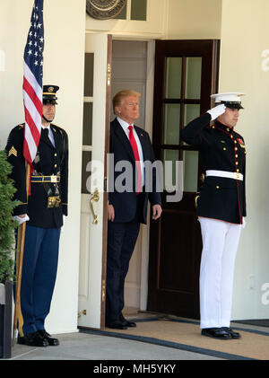 Il Presidente degli Stati Uniti, Trump accoglie Presidente Muhammadu Buhari della Nigeria alla Casa Bianca di Washington, DC il lunedì, 30 aprile 2018. Credito: Ron Sachs/CNP /MediaPunch Foto Stock