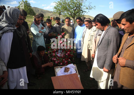 (180430) -- KABUL, 30 aprile (Xinhua) -- i parenti e colleghi e amici si raccolgono intorno al feretro di Agence France-Presse fotografo, Shah Marai, che è stato ucciso in un attentato suicida nella Guldara, un quartiere di Kabul, capitale dell'Afghanistan, Aprile 30, 2018. (Xinhua/Rahmat Alizadah) Credito: Rahmat Alizadah/Xinhua/Alamy Live News Foto Stock