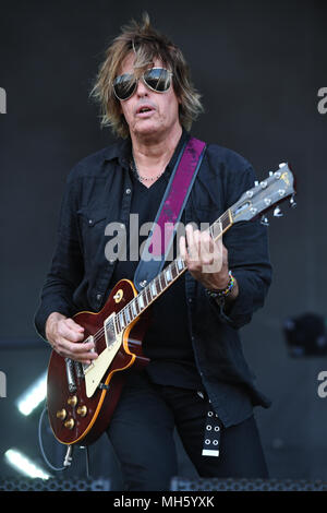 SUNRISE FL - 29 aprile: Dean cetta di Stone Temple Pilots esegue durante il Fort Rock a Markham Park il 29 aprile 2018 in Sunrise, Florida. Credito: mpi04/MediaPunch Foto Stock