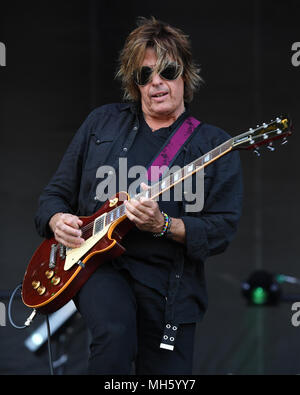 SUNRISE FL - 29 aprile: Dean cetta di Stone Temple Pilots esegue durante il Fort Rock a Markham Park il 29 aprile 2018 in Sunrise, Florida. Credito: mpi04/MediaPunch Foto Stock