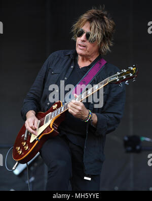 SUNRISE FL - 29 aprile: Dean cetta di Stone Temple Pilots esegue durante il Fort Rock a Markham Park il 29 aprile 2018 in Sunrise, Florida. Credito: mpi04/MediaPunch Foto Stock