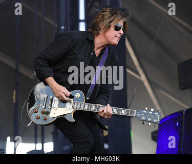 SUNRISE FL - 29 aprile: Dean cetta di Stone Temple Pilots esegue durante il Fort Rock a Markham Park il 29 aprile 2018 in Sunrise, Florida. Credito: mpi04/MediaPunch Foto Stock