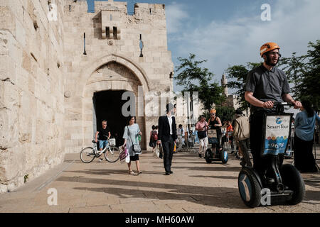 Gerusalemme, Israele. Il 30 aprile, 2018. Il turista a godere di un Segway tour al di fuori di Gerusalemme la città vecchia di Jaffa Gate. Credito: Nir Alon/Alamy Live News Foto Stock