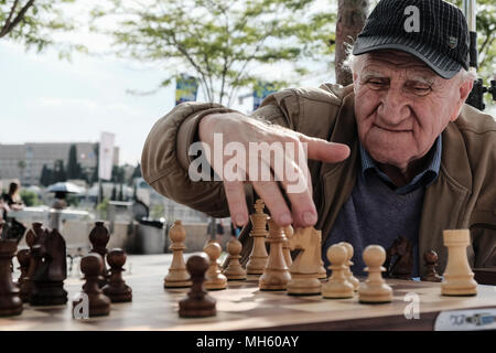 Gerusalemme, Israele. Il 30 aprile, 2018. Uomini anziani giocare una partita a scacchi al di fuori di Gerusalemme la città vecchia di Jaffa Gate. Credito: Nir Alon/Alamy Live News Foto Stock