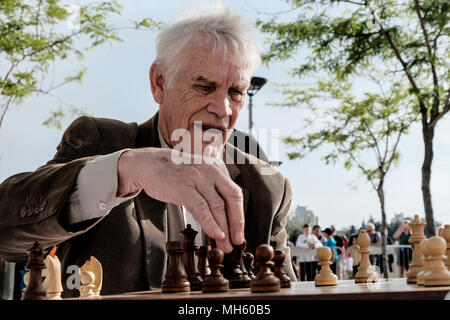 Gerusalemme, Israele. Il 30 aprile, 2018. Uomini anziani giocare una partita a scacchi al di fuori di Gerusalemme la città vecchia di Jaffa Gate. Credito: Nir Alon/Alamy Live News Foto Stock