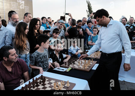 Gerusalemme, Israele. Il 30 aprile, 2018. VISWANATHAN ANAND VISHY, 49, grande maestro indiano di scacchi gioca a scacchi contro decine di giovani israeliani champions contemporaneamente presso la Porta di Jaffa nel quadro di Israele il settantesimo celebrazioni del Giorno dell'indipendenza. Credito: Nir Alon/Alamy Live News Foto Stock