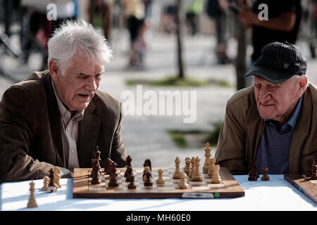 Gerusalemme, Israele. Il 30 aprile, 2018. Uomini anziani giocare una partita a scacchi al di fuori di Gerusalemme la città vecchia di Jaffa Gate. Credito: Nir Alon/Alamy Live News Foto Stock