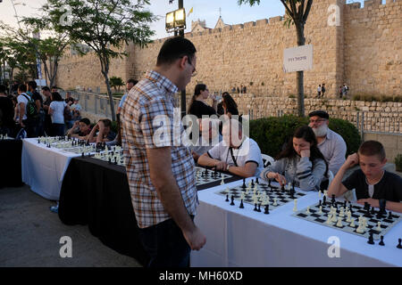 Gerusalemme, Israele il 30 aprile 2018. Israeli gran maestro di scacchi, Michael Roiz giocare contemporaneamente contro decine di giovani attori israeliani durante un torneo di scacchi e marcatura degli eventi Israele il settantesimo anniversario di Gerusalemme la città vecchia di la Porta di Jaffa Credito: Eddie Gerald/Alamy Live News Foto Stock