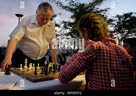 Gerusalemme, Israele 30 aprile 2018. Membro russo della Duma di Stato, nonno degli scacchi ed ex campione del mondo Anatoly Yevgenyevich Karpov, che offre una mostra simultanea con i giovani partecipanti israeliani durante un'esposizione simul che segna il settantesimo anniversario di Israele a Gerusalemme Foto Stock