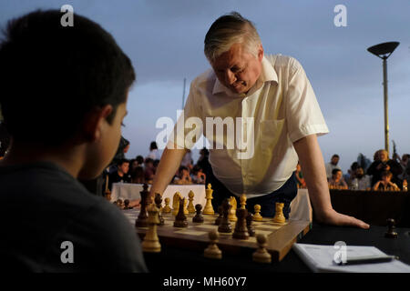 Gerusalemme, Israele 30 aprile 2018. Membro russo della Duma di Stato, nonno degli scacchi ed ex campione del mondo Anatoly Yevgenyevich Karpov, che offre una mostra simultanea con i giovani partecipanti israeliani durante un'esposizione simul che segna il settantesimo anniversario di Israele a Gerusalemme Foto Stock