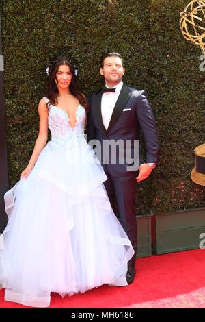 Jacqueline MacInnes Wood, Elan Ruspoli presso gli arrivi per il quarantacinquesimo giorno annuale Emmy Awards, Pasadena Civic Center, Pasadena, CA, 29 aprile 2018. Foto di: Priscilla concedere/Everett Collection Foto Stock