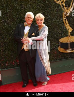 Pasadena, CA. 29 apr, 2018. Bill Hayes, Susan Seaforth Hayes presso gli arrivi per il quarantacinquesimo giorno annuale Emmy Awards - Parte 2, Pasadena Civic Center, Pasadena, CA, 29 aprile 2018. Credito: Priscilla concedere/Everett raccolta/Alamy Live News Foto Stock