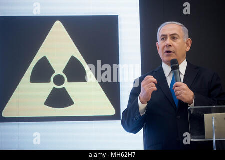 Tel Aviv, Israele. 30 apr, 2018. Il Primo Ministro israeliano Benjamin Netanyahu parla nel corso di una conferenza stampa a Tel Aviv, Israele, il 30 aprile 2018. Il Primo Ministro israeliano Benjamin Netanyahu lunedì descritti i file che ha detto potrebbe "provare" l'Iran's secret allo sviluppo di armi nucleari. Credito: JINI/Xinhua/Alamy Live News Foto Stock