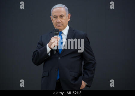 Tel Aviv, Israele. 30 apr, 2018. Il Primo Ministro israeliano Benjamin Netanyahu reagisce nel corso di una conferenza stampa a Tel Aviv, Israele, il 30 aprile 2018. Il Primo Ministro israeliano Benjamin Netanyahu lunedì descritti i file che ha detto potrebbe "provare" l'Iran's secret allo sviluppo di armi nucleari. Credito: JINI/Xinhua/Alamy Live News Foto Stock