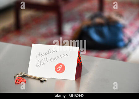 Illustrazione - 16 aprile 2018, Germania Berlino: Airbnb chiave della catena e la welcome card in un Airbnb affitto appartamento (immagine è un set-up). Airbnb è un mercato comunitario per le persone per prenotare e affitto Alloggi privati e commerciali a locatori appartamenti in affitto con il supporto di agenzie. Foto: Jens Kalaene/dpa-Zentralbild/dpa Foto Stock