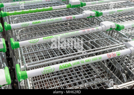 Westbrook, Warrington, Cheshire, Regno Unito. Il 30 aprile 2018. Supermercato ASDA in Westbrook, Warrington, Cheshire, Inghilterra, Regno Unito il 30 aprile 2018 dopo le previsioni di fusione tra Sainsbury's e ASDA Credito: John Hopkins/Alamy Live News Foto Stock