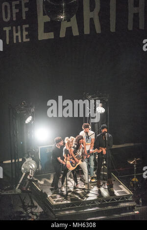 A piedi fuori terra performing live sul palco del Royal Albert Hall di Londra. Data foto: Lunedì, 30 aprile 2018. Foto: Roger Garfield/Alamy Live News Foto Stock