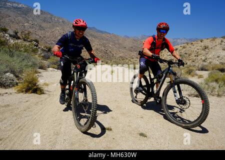 Palm Springs, California, Stati Uniti d'America. 28 apr, 2018. Gli amanti della mountain bike sul sentiero. Questo è un vero e proprio la California del Sud Epic mountain bike giro in Santa Rosa e San Jacinto Mountains National Monument. Offrendo enormi vistas, off-campanatura stretto single track, creste, stream letti, pietre, sabbia, cactus. Questo punto-punto rotta passa una variegata gamma di alta sentieri nel deserto dal piede del versante nord delle Montagne di Santa Rosa e Agua Caliente indiano prenotazione a 4500 piedi giù per Palm Springs 29 miglia di distanza a 500 piedi. Credito: Ruaridh Stewart/ZUMA filo/Alamy Live News Foto Stock
