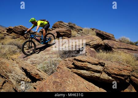 Palm Springs, California, Stati Uniti d'America. 28 apr, 2018. Mountain Biker scorre su ripide slickrocks. Questo è un vero e proprio la California del Sud Epic mountain bike giro in Santa Rosa e San Jacinto Mountains National Monument. Offrendo enormi vistas, off-campanatura stretto single track, creste, stream letti, pietre, sabbia, cactus. Questo punto-punto rotta passa una variegata gamma di alta sentieri nel deserto dal piede del versante nord delle Montagne di Santa Rosa e Agua Caliente indiano prenotazione a 4500 piedi giù per Palm Springs 29 miglia di distanza a 500 piedi. Credito: Ruaridh Stewart/ZUMA filo/Alamy Live News Foto Stock