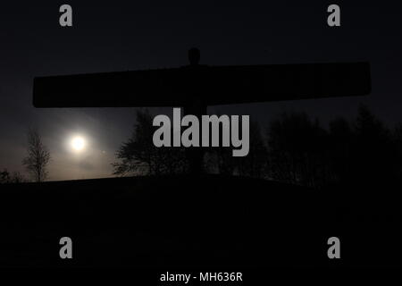 Gateshead, Regno Unito. Il 30 aprile 2018. Angelo del Nord in Gateshead con Giove e la luna piena collaborazione. Aprile 30, 2018. David Whinham/Alamy Live News Foto Stock