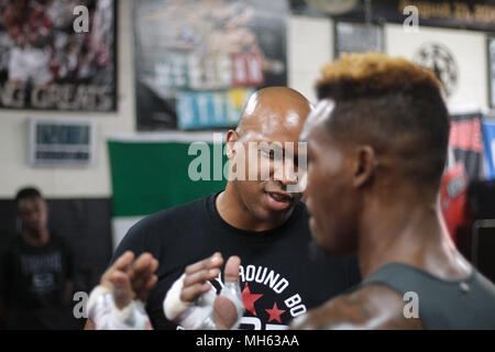 Dallas, Texas, Stati Uniti d'America. 23 Sep, 2017. Derrick D. James è un boxing trainer i cui clienti includono Jermell Paul imbattuto WBC Mondo Super Welterweight detentore del titolo [154 libbre]. Essi sono visibili qui durante un allenamento a R&R Boxing Club di Dallas, Texas. Credito: credito: /ZUMA filo/Alamy Live News Foto Stock