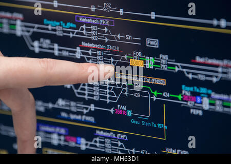Il 25 aprile 2018, Germania, Frankfurt am Main: Joachim Muenzer, direttore del percorso di agenti, mostra un ruolino di marcia dei dintorni di Francoforte. Per un anno ormai, quattro agenti sono stati impiegati per informare i viaggiatori via internet e smartphone circa guasti e interruzioni della Deutsche Bahn. Foto: Fabian Sommer/dpa Foto Stock