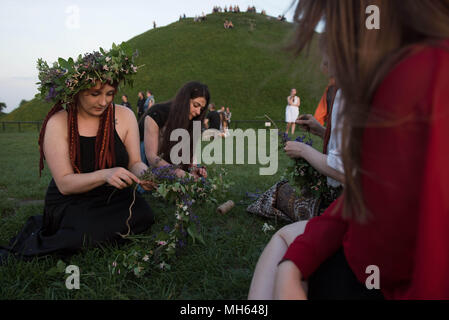 Cracovia in Polonia. 30 apr, 2018. I partecipanti si preparano flower crows durante il Beltane Festa del Fuoco accanto al Tumulo Krakau a Cracovia.Il Beltane Fire Festival è un annuale arti partecipativa evento tenutosi la sera del 30 aprile per contrassegnare l'inizio dell'estate. Credito: Omar Marques/SOPA Immagini/ZUMA filo/Alamy Live News Foto Stock