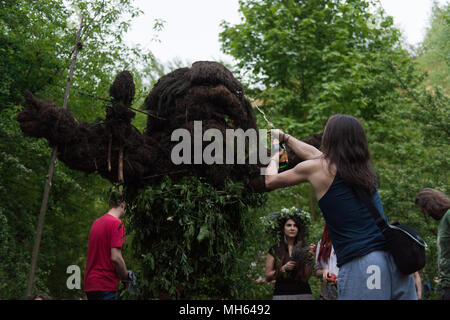 Un partecipante assiste il Beltane festa del fuoco accanto a Krakau tumulo di Cracovia. Il Beltane Fire Festival è un annuale arti partecipativa evento tenutosi la sera del 30 aprile per contrassegnare l'inizio dell'estate. Foto Stock