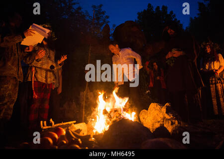 I partecipanti pregano durante il Beltane festa del fuoco accanto a Krakau tumulo di Cracovia. Il Beltane Fire Festival è un annuale arti partecipativa evento tenutosi la sera del 30 aprile per contrassegnare l'inizio dell'estate. Foto Stock