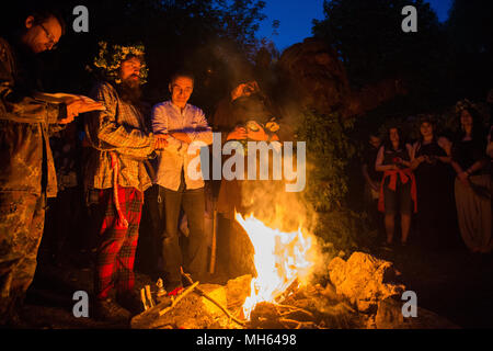 I partecipanti pregano durante il Beltane festa del fuoco accanto a Krakau tumulo di Cracovia. Il Beltane Fire Festival è un annuale arti partecipativa evento tenutosi la sera del 30 aprile per contrassegnare l'inizio dell'estate. Foto Stock