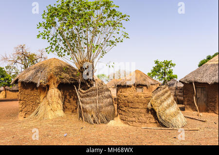Vista ravvicinata della povera casa per la vita del popolo del Ghana, Africa Foto Stock